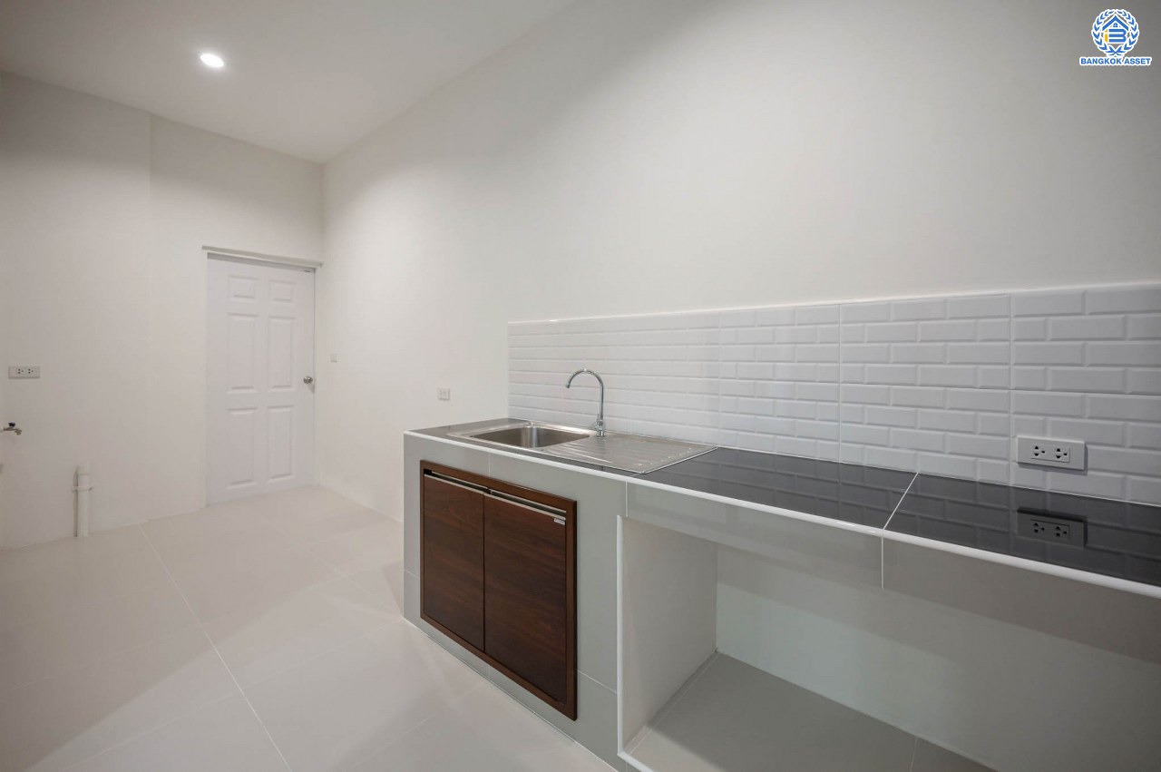 บ้านมือสองตกแต่งใหม่ โครงการ บ้านสาวิตรี พุทธมณฑลสาย3 เนื้อที่ 57.3 ตร.ว. ฟังก์ชัน 3 ห้องนอน 2 ห้องน้ำ จอดรถได้ 1 คัน บนทำเลใกล้ทางคู่ขนานลอยฟ้าบรมราชชนนี ม.มหิดล เซ็นทรัลศาลายา และรายล้อมด้วยสิ่งอำนวยความสะดวกครบ